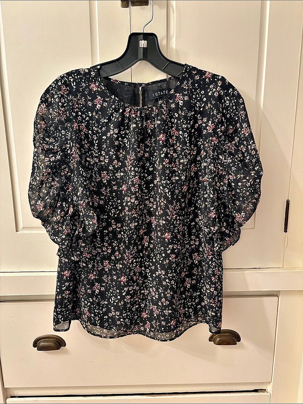 1.STATE Floral Blouse in Black & Red Floral Size Small Like New